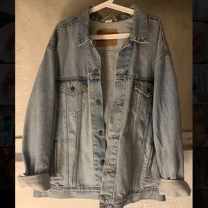 VINTAGE Levi Oversized Denim Jacket ☁️